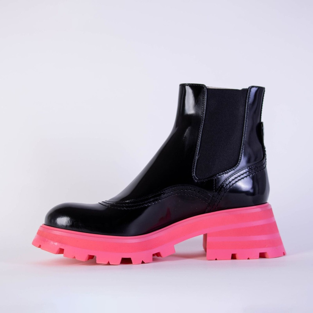 Alexander McQueen Chelsea Brushed Leather Boots in Black/Pink  Sz 37 Sz 7 - Picture 4 of 6